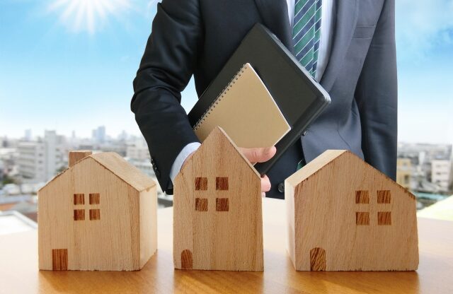 宅地建物取引士とは、試験に合格し、試験を実施した都道府県知事の資格登録を受け、かつ、当該知事の発行する宅地建物取引士証の交付を受けた者をいいます。
